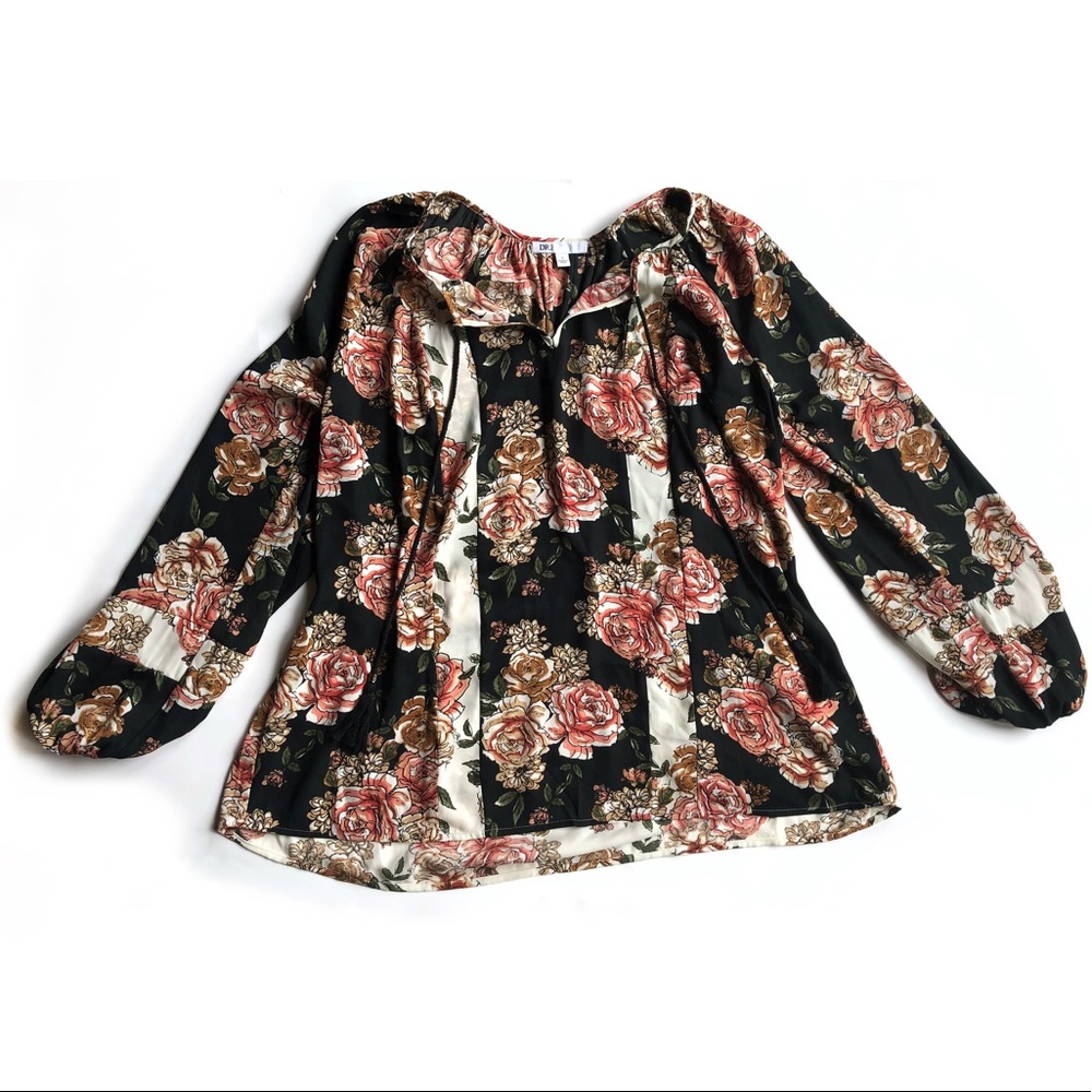 🎁NWT Long Sleeve Floral Blouse